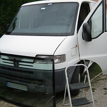 Čelní sklo Peugeot 4